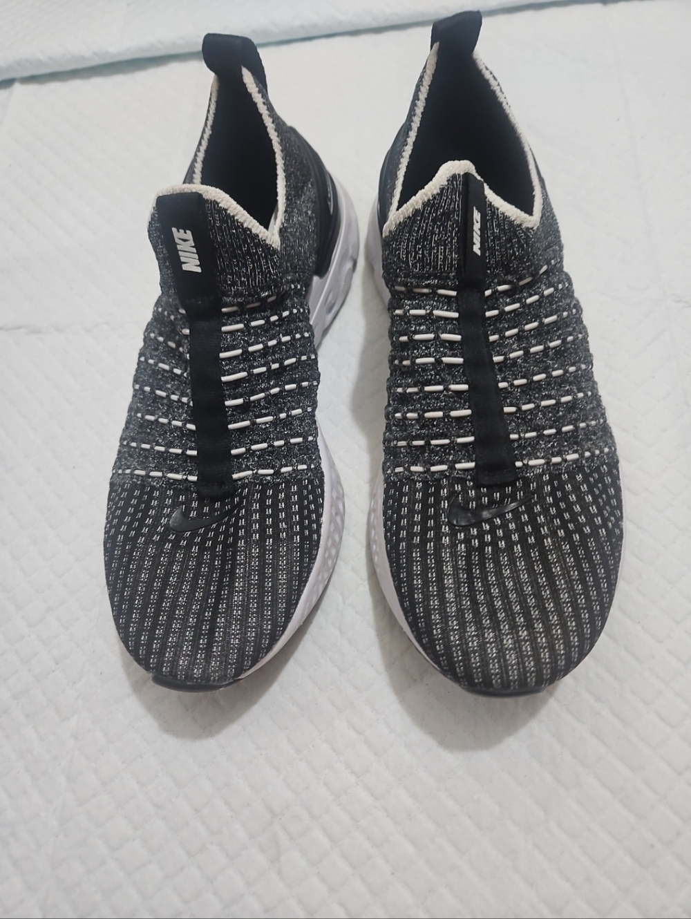 Nike Slip-On Knit Trainers in Black and White Sz 6.5